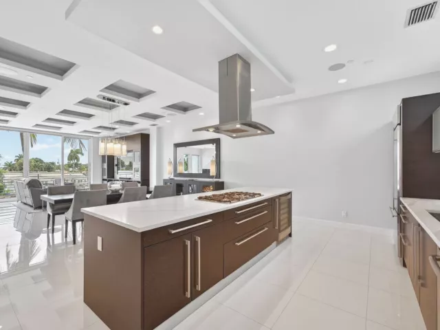 Продажа дома по адресу 2743 NE 1st Street - фото 9269591