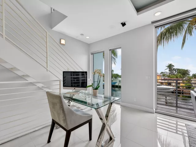 Продажа дома по адресу 2743 NE 1st Street - фото 9269594