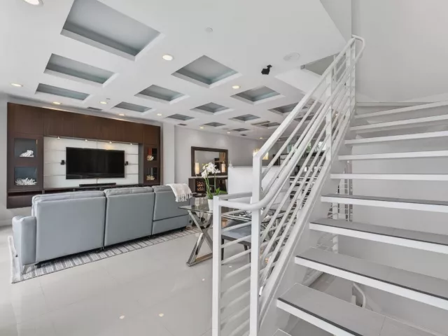 Продажа дома по адресу 2743 NE 1st Street - фото 9269597