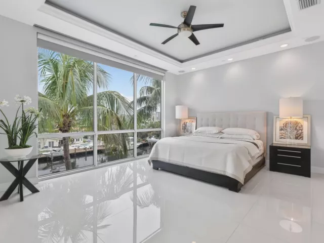 Продажа дома по адресу 2743 NE 1st Street - фото 9269598