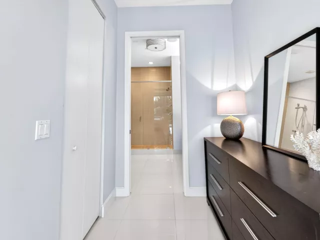 Продажа дома по адресу 2743 NE 1st Street - фото 9269599