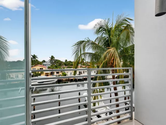 Продажа дома по адресу 2743 NE 1st Street - фото 9269601