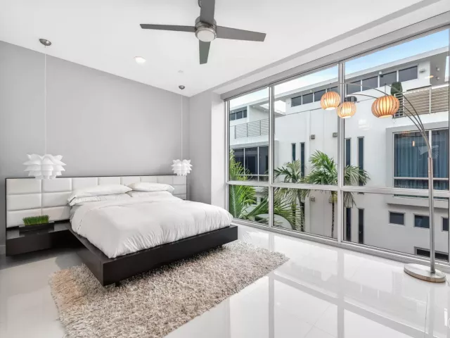 Продажа дома по адресу 2743 NE 1st Street - фото 9269602