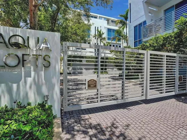 Продажа дома по адресу 2743 NE 1st Street - фото 9269583
