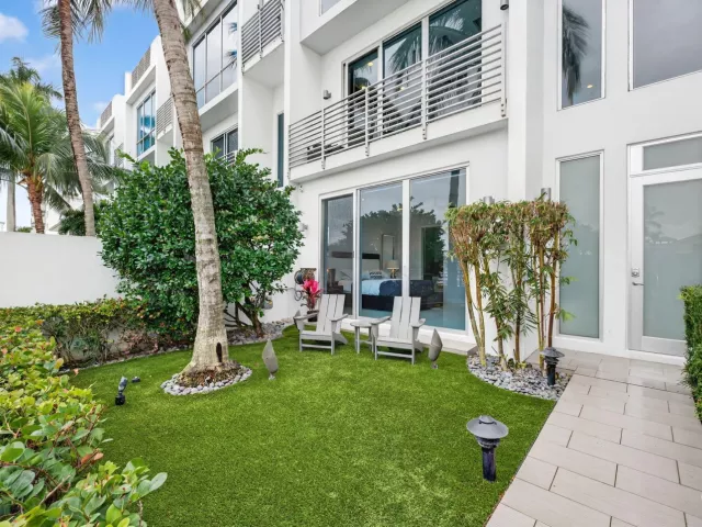Продажа дома по адресу 2743 NE 1st Street - фото 9269585