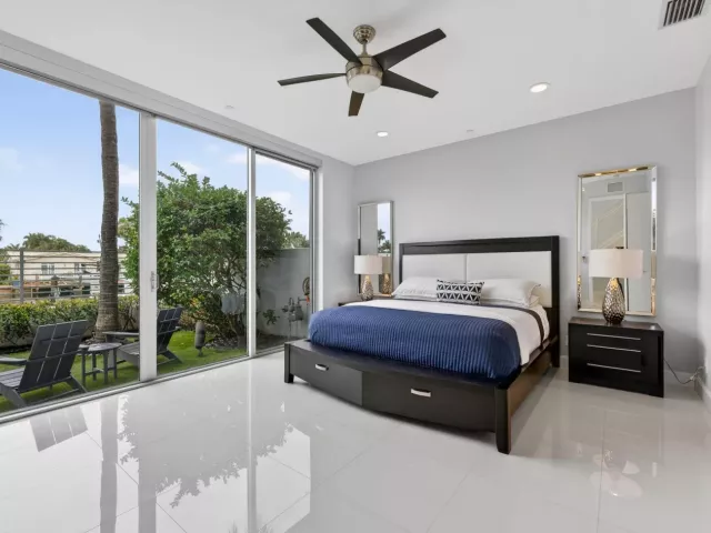 Продажа дома по адресу 2743 NE 1st Street - фото 9269587