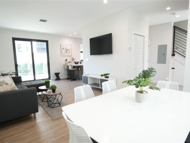 Дом в аренду по адресу 211 SE 4th St 3 - фото 7462230