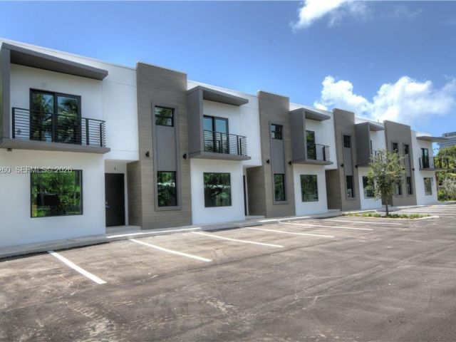 Дом в аренду по адресу 211 SE 4th St 3 - фото 7462231