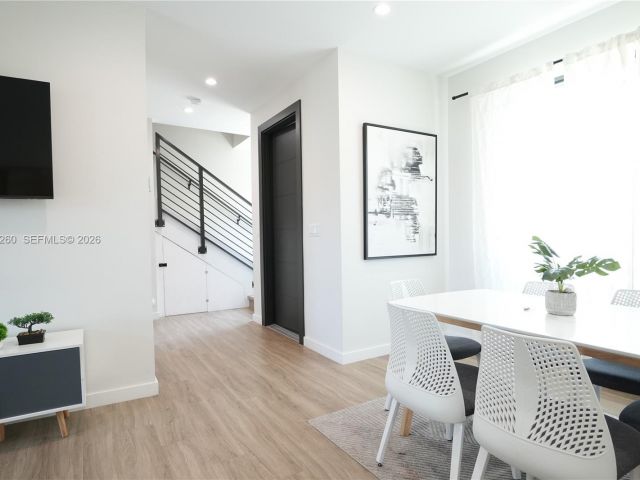 Дом в аренду по адресу 211 SE 4th St 3 - фото 7462232