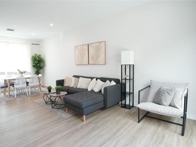 Дом в аренду по адресу 211 SE 4th St 3 - фото 7462233