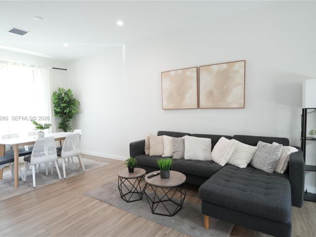 Дом в аренду по адресу 211 SE 4th St 3 - фото 7462234