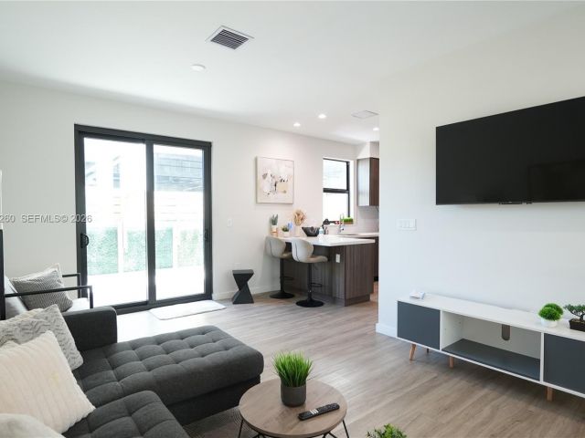 Дом в аренду по адресу 211 SE 4th St 3 - фото 7462235