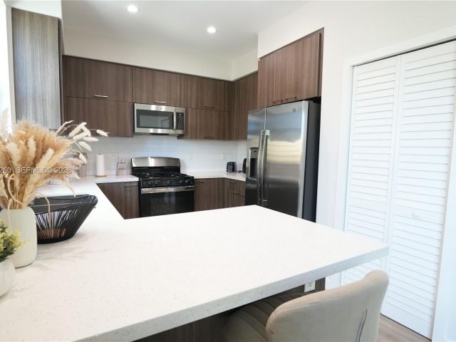 Дом в аренду по адресу 211 SE 4th St 3 - фото 7462236