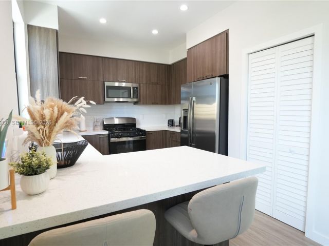 Дом в аренду по адресу 211 SE 4th St 3 - фото 7462237