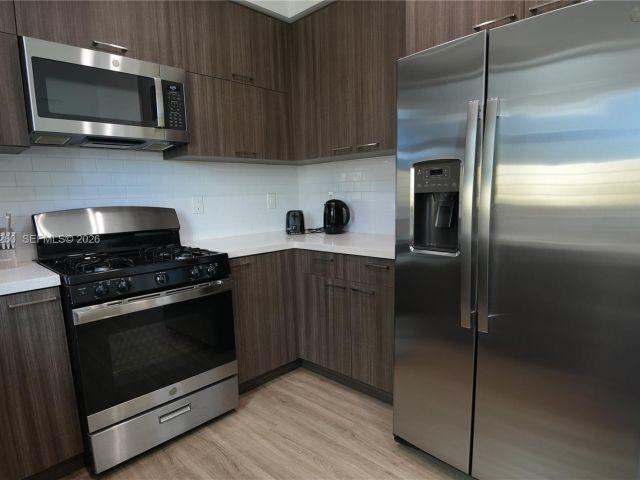 Дом в аренду по адресу 211 SE 4th St 3 - фото 7462238