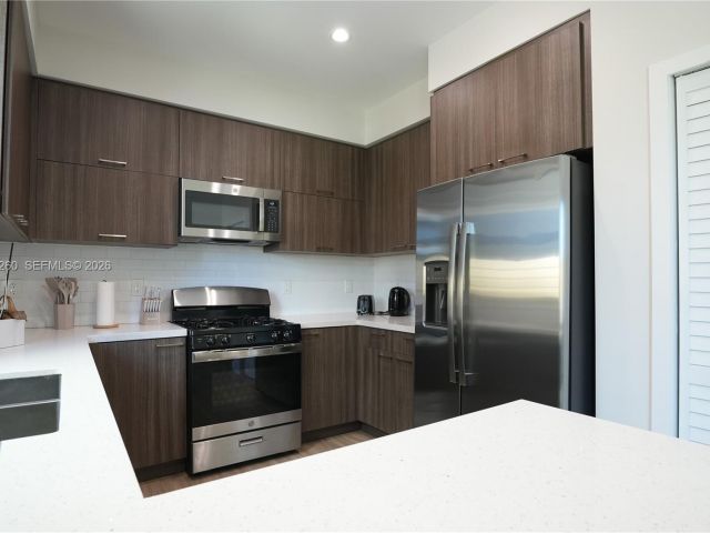 Дом в аренду по адресу 211 SE 4th St 3 - фото 7462239