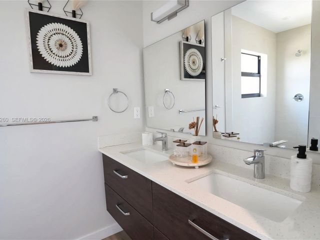 Дом в аренду по адресу 211 SE 4th St 3 - фото 7462242