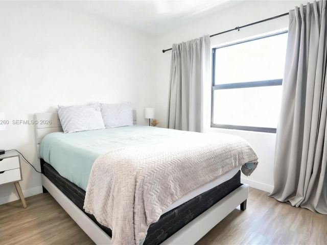 Дом в аренду по адресу 211 SE 4th St 3 - фото 7462244