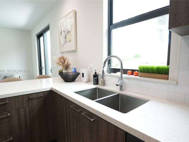 Дом в аренду по адресу 211 SE 4th St 3 - фото 7462246