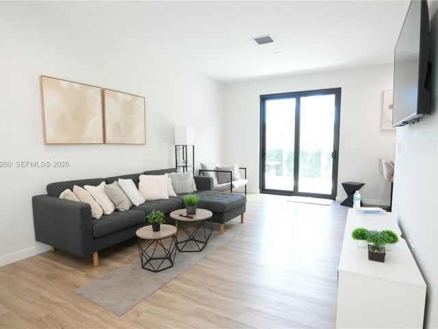 Дом в аренду по адресу 211 SE 4th St 3 - фото 7462248