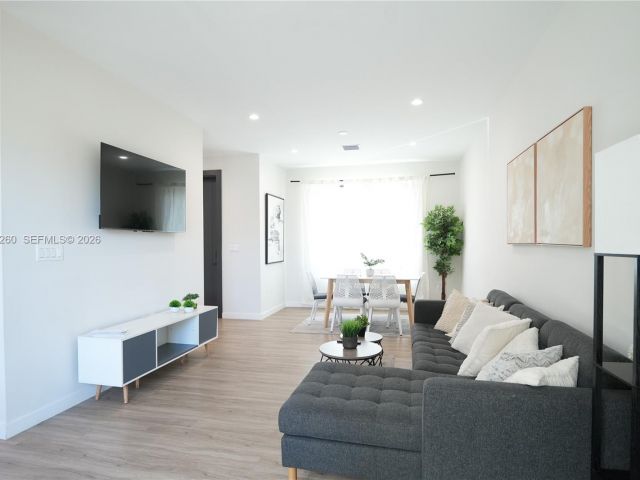 Дом в аренду по адресу 211 SE 4th St 3 - фото 7462249