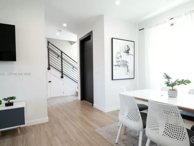 Дом в аренду по адресу 211 SE 4th St 3 - фото 7462232