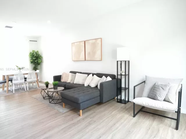 Дом в аренду по адресу 211 SE 4th St 3 - фото 7462233