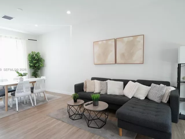 Дом в аренду по адресу 211 SE 4th St 3 - фото 7462234