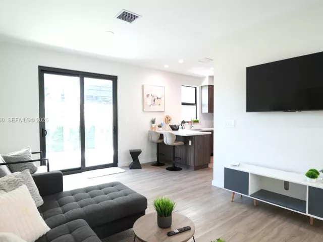 Дом в аренду по адресу 211 SE 4th St 3 - фото 7462235