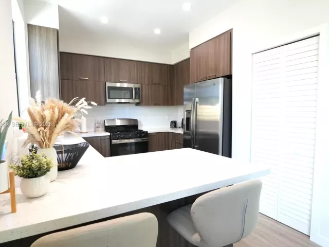 Дом в аренду по адресу 211 SE 4th St 3 - фото 7462237