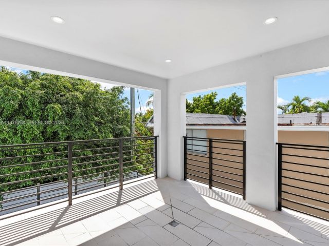 Дом в аренду по адресу 1134 71st St 1 - фото 7468999