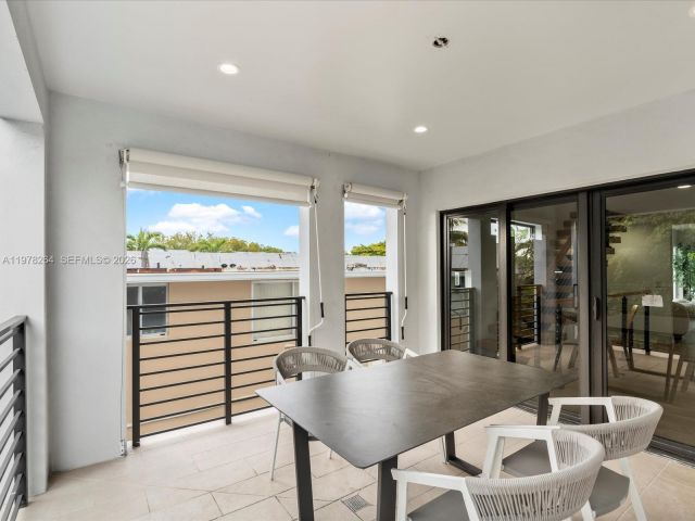 Дом в аренду по адресу 1134 71st St 1 - фото 7469000