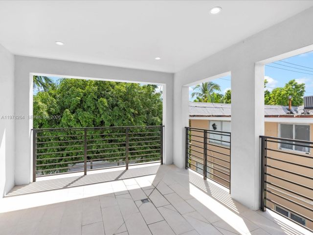 Дом в аренду по адресу 1134 71st St 1 - фото 7469001