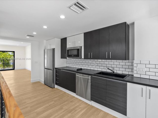 Дом в аренду по адресу 1134 71st St 1 - фото 7469011