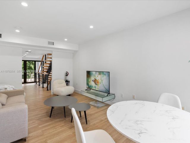 Дом в аренду по адресу 1134 71st St 1 - фото 7469016