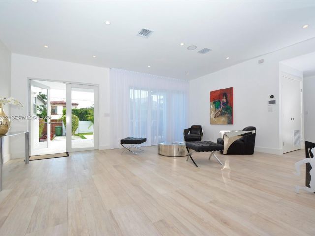 Дом в аренду по адресу 880 N Venetian Dr - фото 7468980