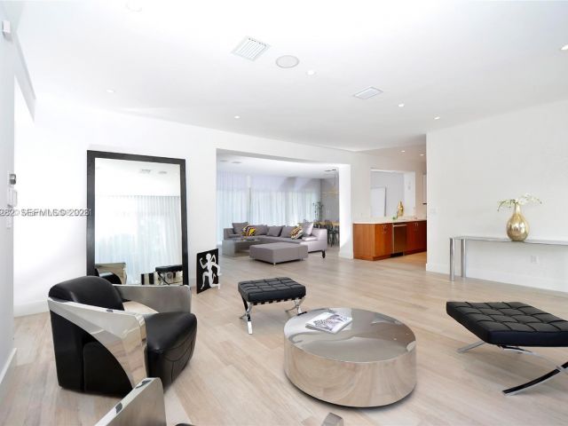 Дом в аренду по адресу 880 N Venetian Dr - фото 7468983