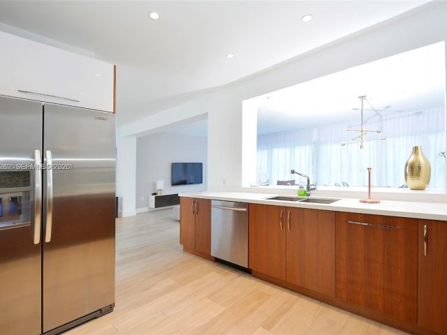 Дом в аренду по адресу 880 N Venetian Dr - фото 7468986