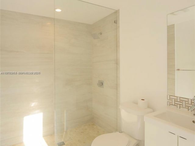 Дом в аренду по адресу 880 N Venetian Dr - фото 7468989