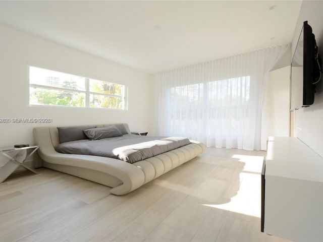 Дом в аренду по адресу 880 N Venetian Dr - фото 7468990