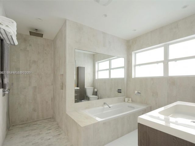 Дом в аренду по адресу 880 N Venetian Dr - фото 7468992