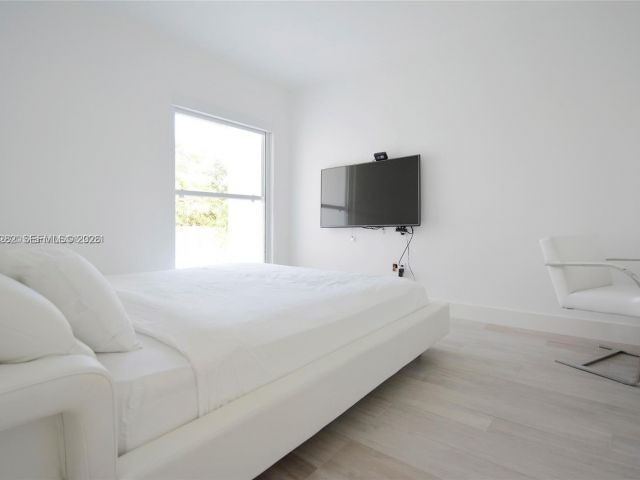 Дом в аренду по адресу 880 N Venetian Dr - фото 7468993