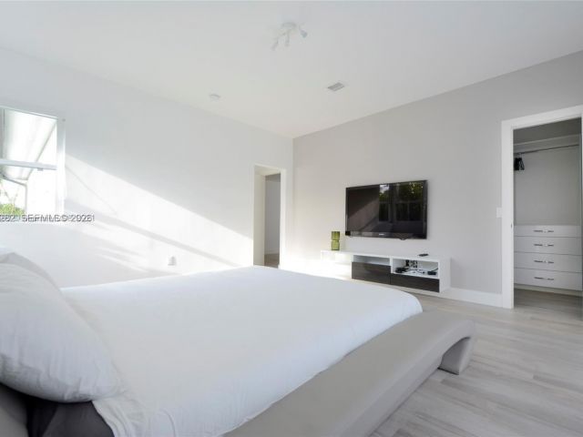 Дом в аренду по адресу 880 N Venetian Dr - фото 7468995