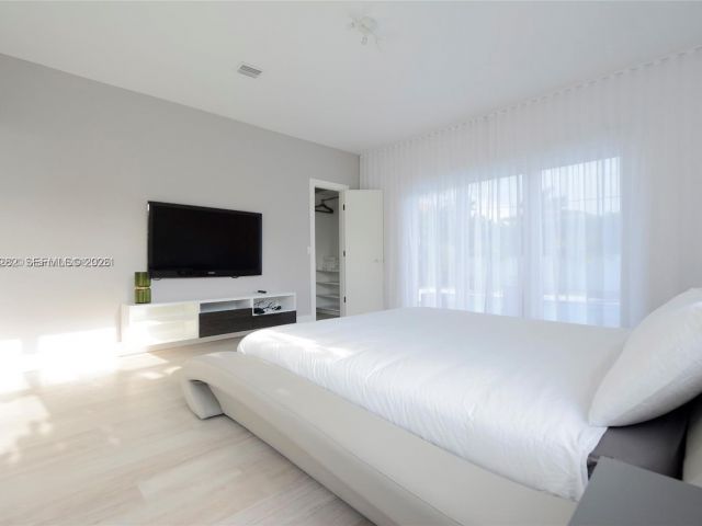 Дом в аренду по адресу 880 N Venetian Dr - фото 7468996