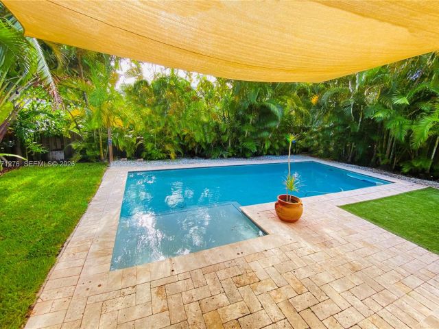 Дом в аренду по адресу 8959 Dickens Ave - фото 7466989