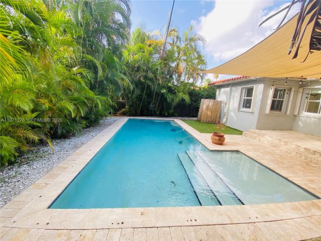 Дом в аренду по адресу 8959 Dickens Ave - фото 7466990