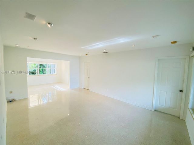 Дом в аренду по адресу 8959 Dickens Ave - фото 7466991