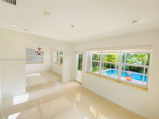 Дом в аренду по адресу 8959 Dickens Ave - фото 7466993