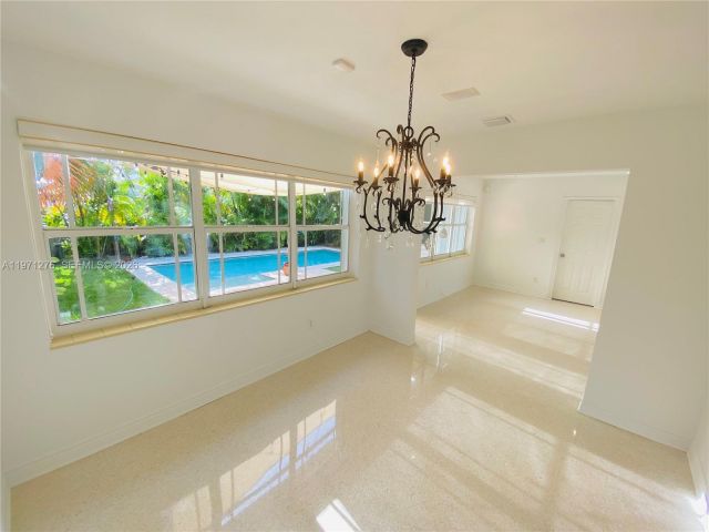 Дом в аренду по адресу 8959 Dickens Ave - фото 7466994