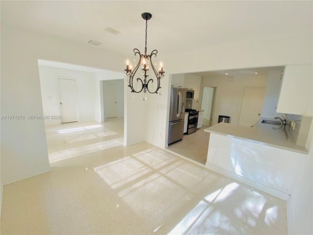 Дом в аренду по адресу 8959 Dickens Ave - фото 7466995